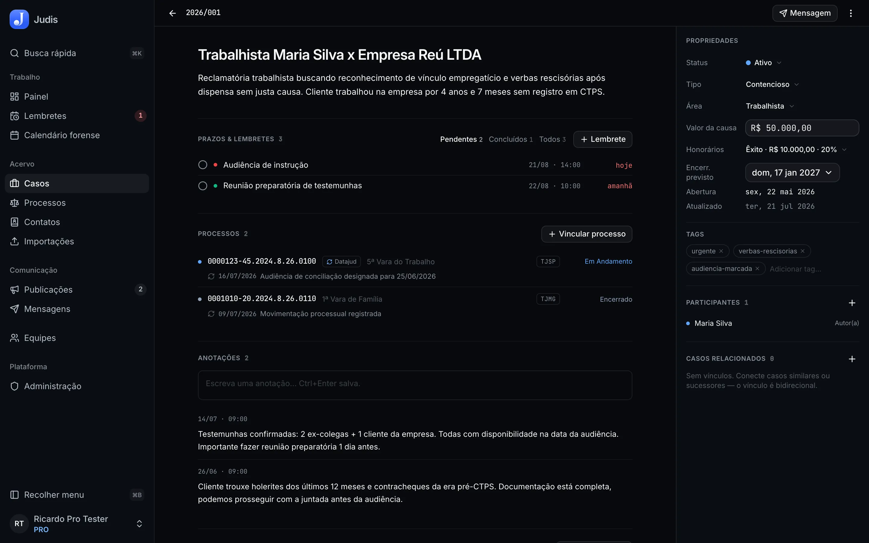 O hub do caso: resumo com valor da causa e prazos, descrição com tags, participantes com papéis e o histórico de atividade