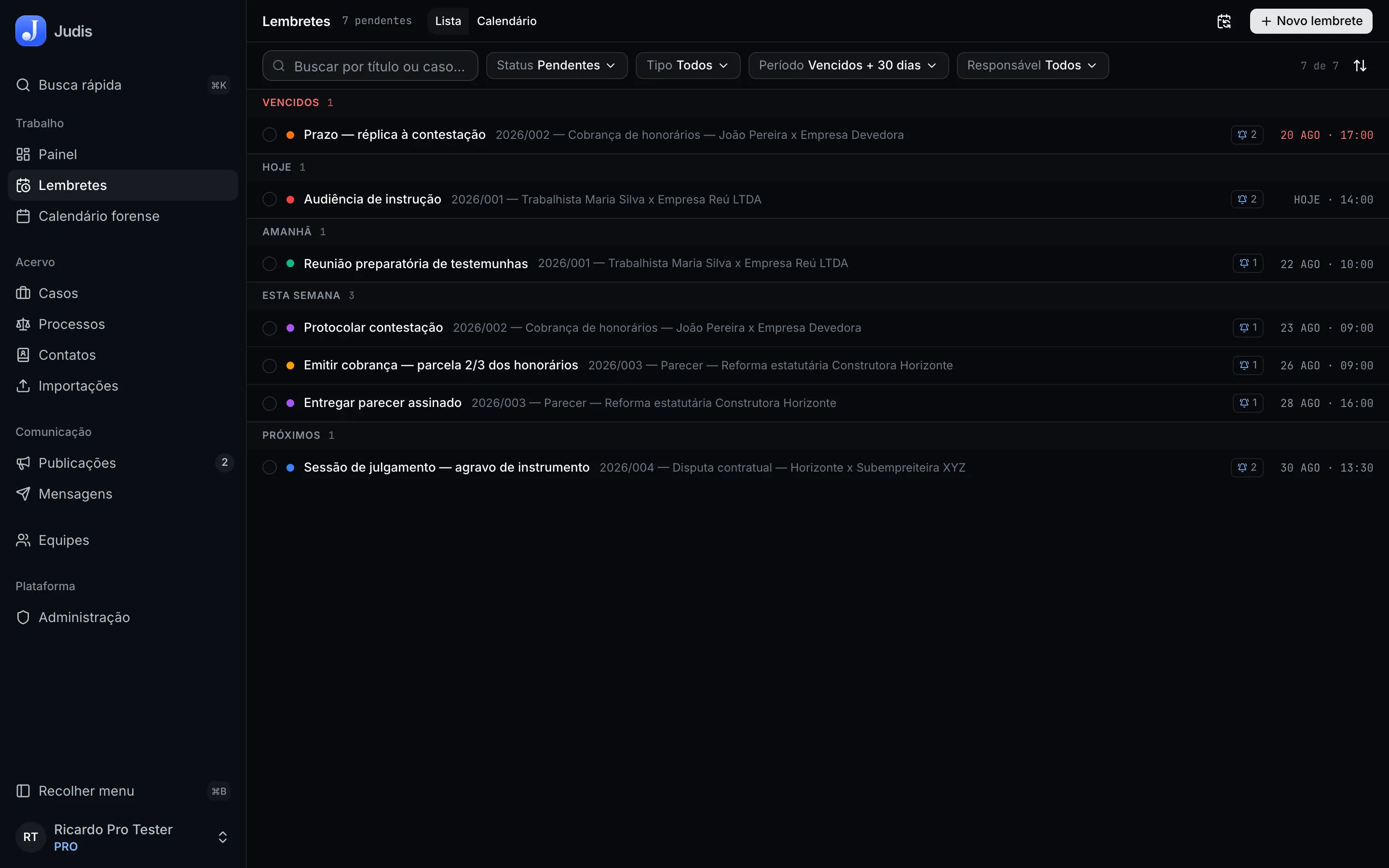 A lista de lembretes agrupada por urgência, com busca e filtros no topo e o painel de detalhe aberto na lateral