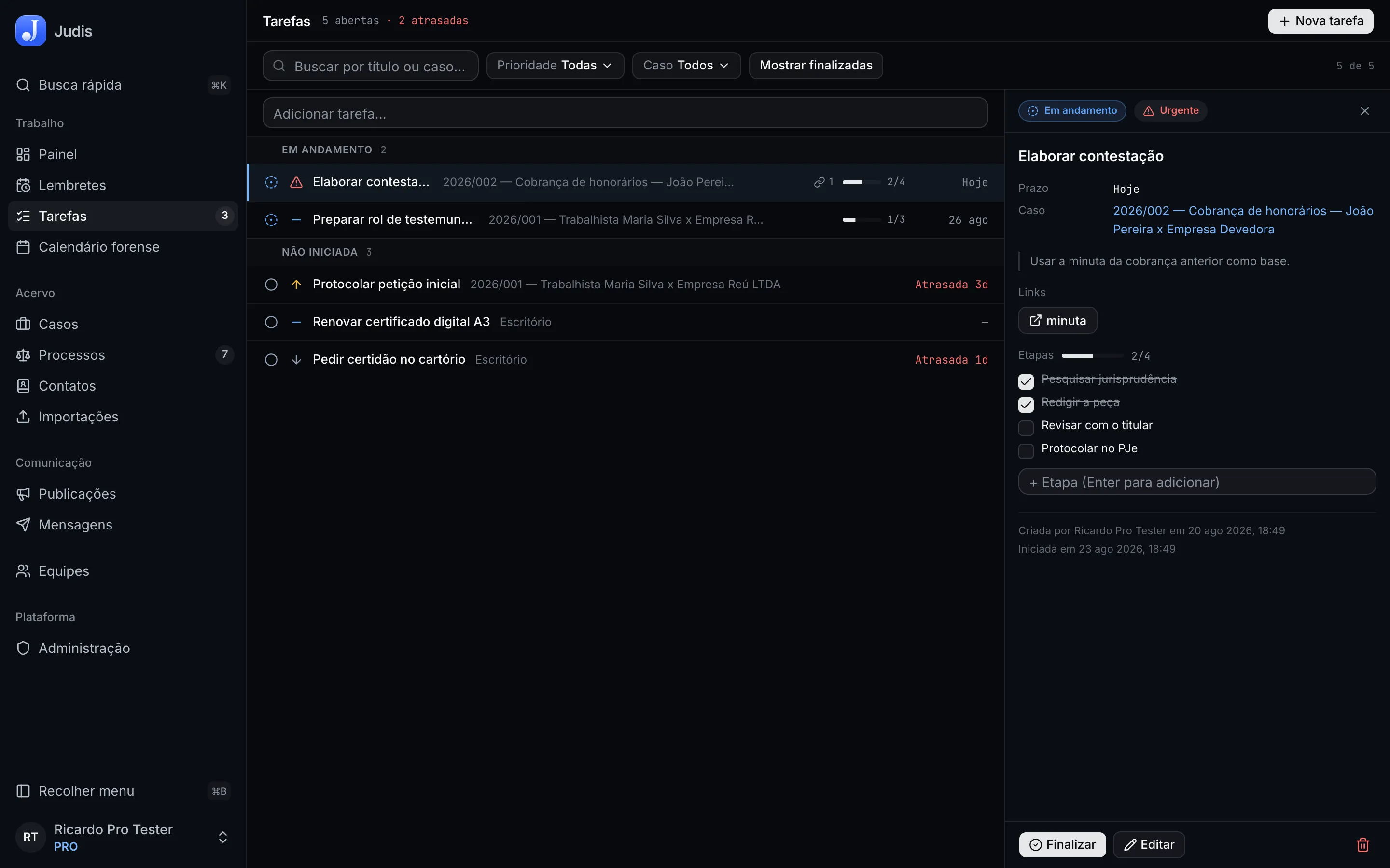 A lista de tarefas agrupada por status, com o painel de detalhe aberto mostrando prazo, caso, links e as etapas com progresso